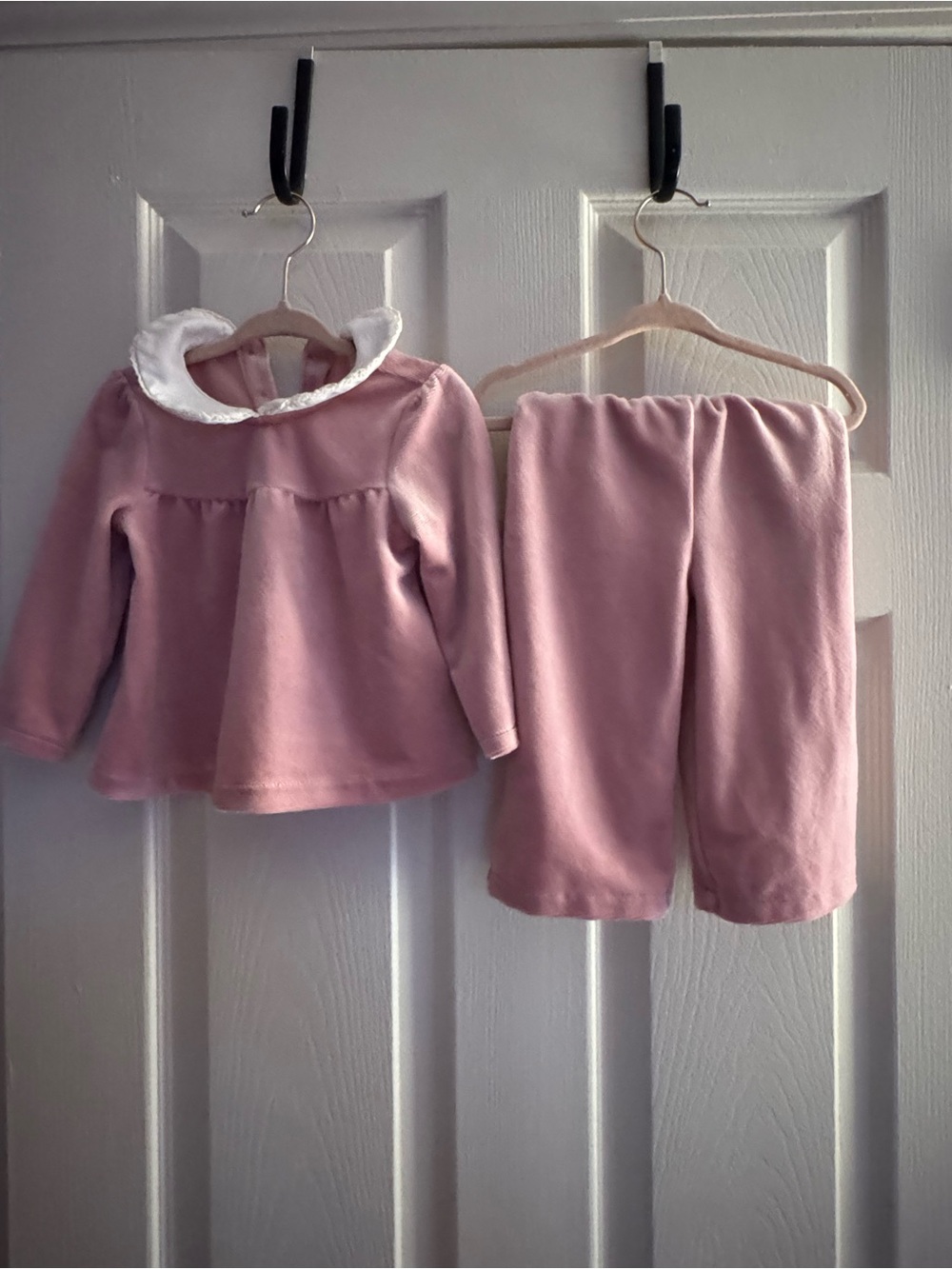 SOFIA GRAINGE Amazon Essentials Girls Pink Fleece Pajama Set with White Collar